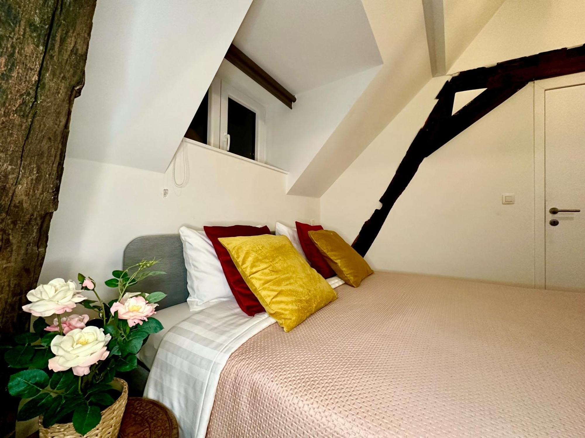 Luxury Suites Mons By Rikas Hotels מראה חיצוני תמונה