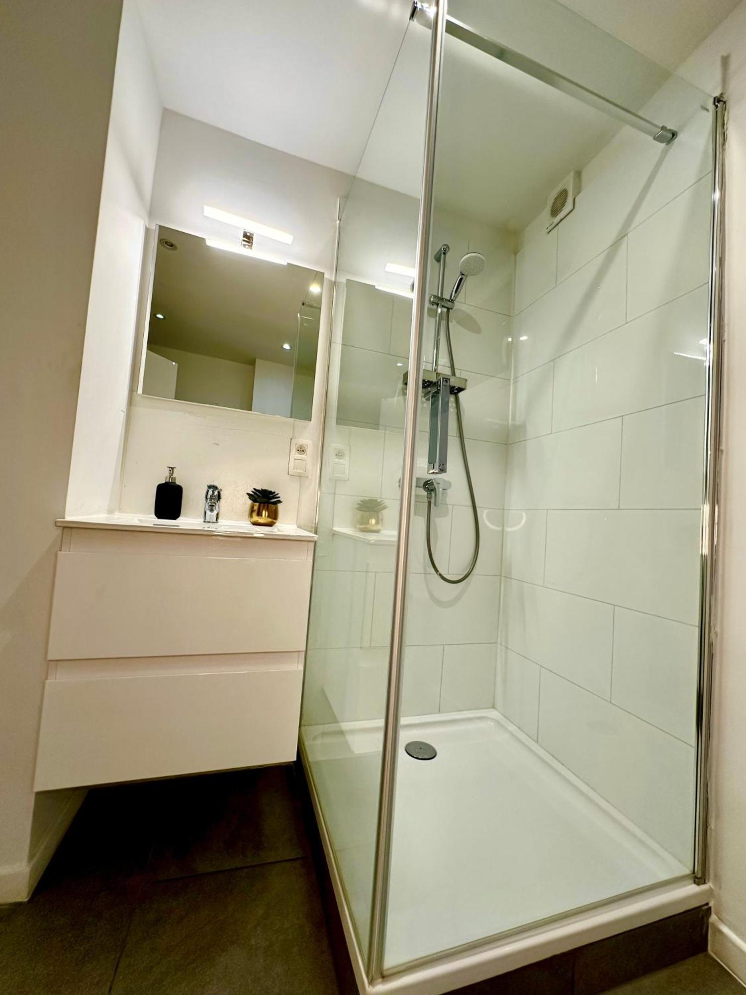 Luxury Suites Mons By Rikas Hotels מראה חיצוני תמונה