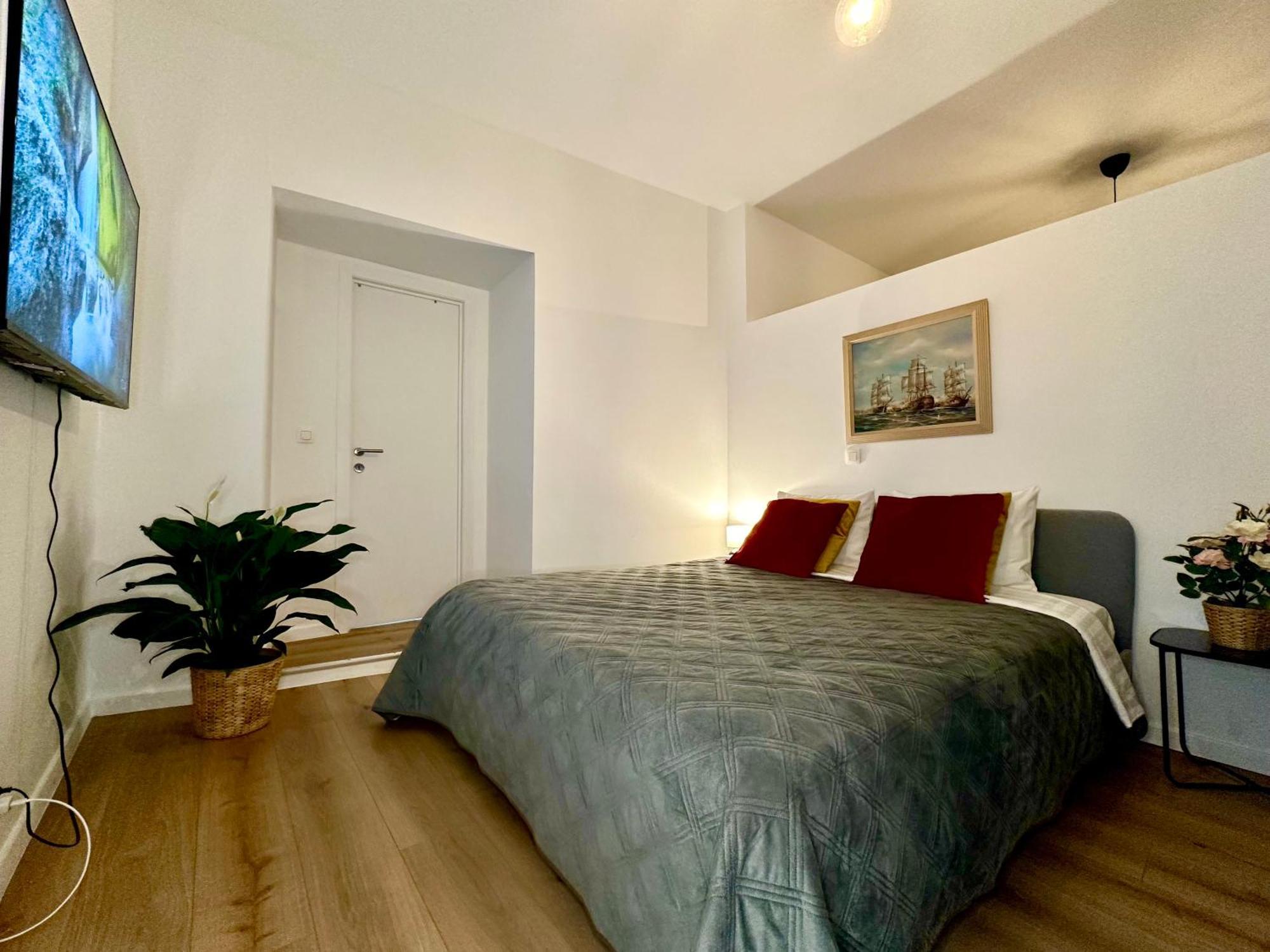 Luxury Suites Mons By Rikas Hotels מראה חיצוני תמונה