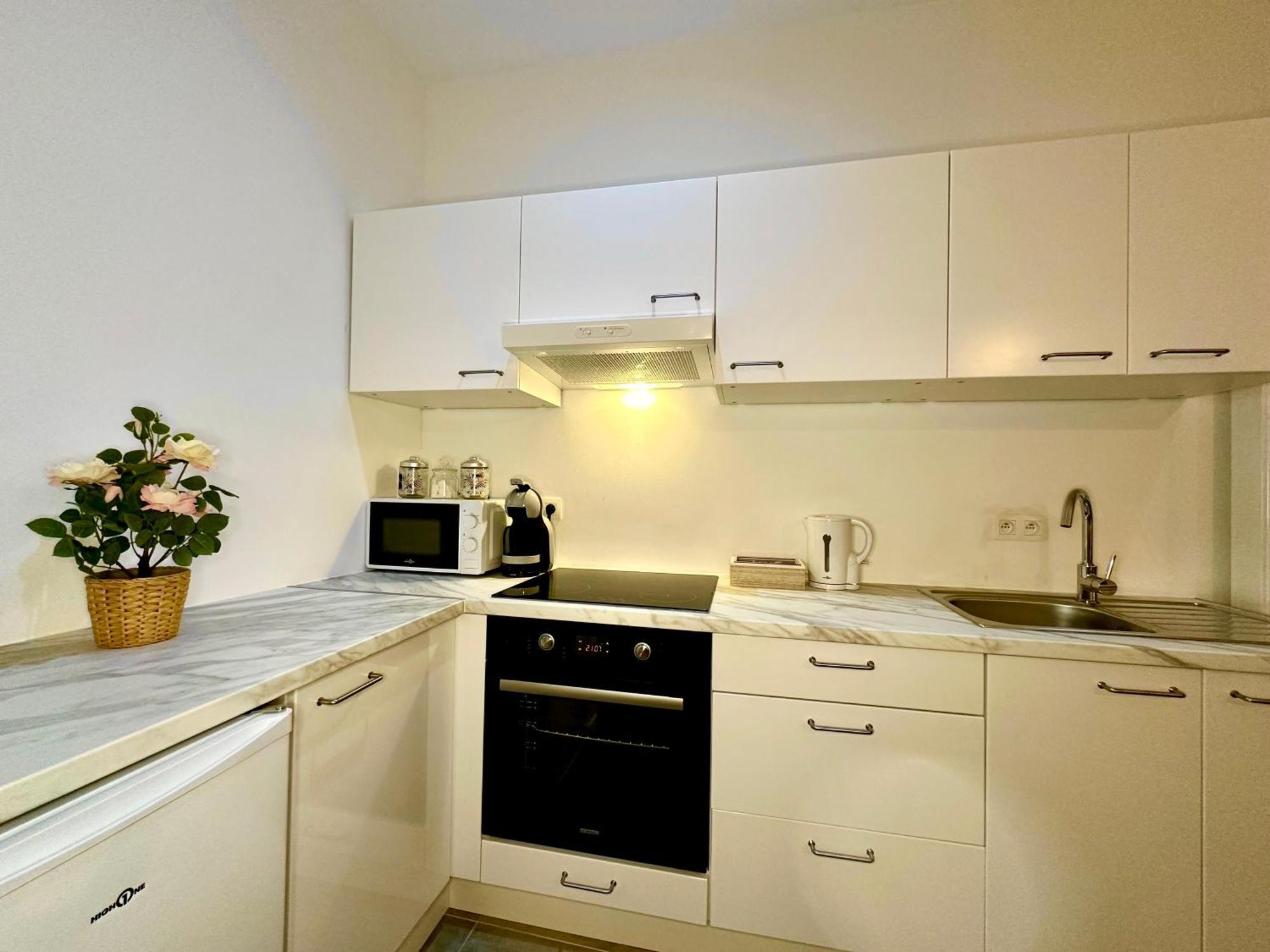 Luxury Suites Mons By Rikas Hotels מראה חיצוני תמונה